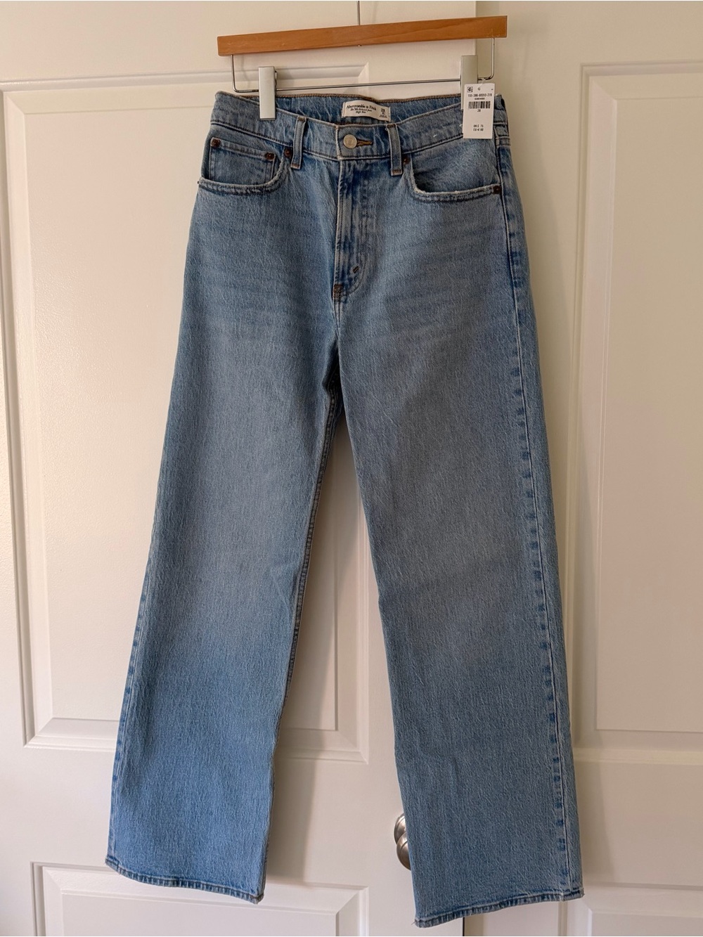 Abercrombie & Fitch High Rise 90s Relaxed Jean in Light Wash *New with Tags*